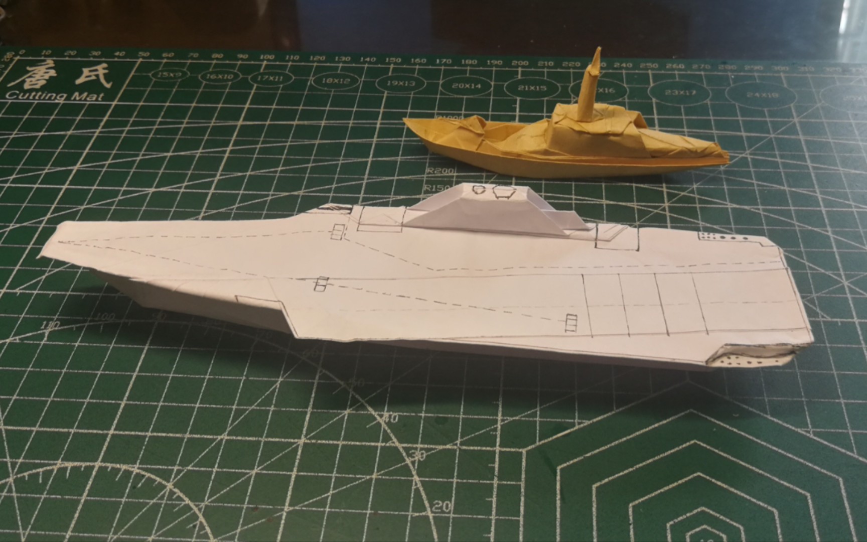 航空母舰折纸艺术，一步步打造你的海上霸主，折纸艺术展现，航空母舰的纸上建造，海上霸主逐步成形
