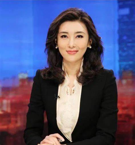 军事频道主持人的魅力展现，美女主持人的风采，军事频道主持人魅力与美女主持人风采展示