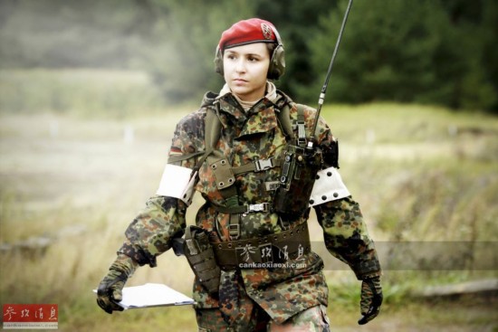 女兵飒爽英姿——当代军魂的新篇章，女兵风采，当代军魂的新篇章——飒爽英姿