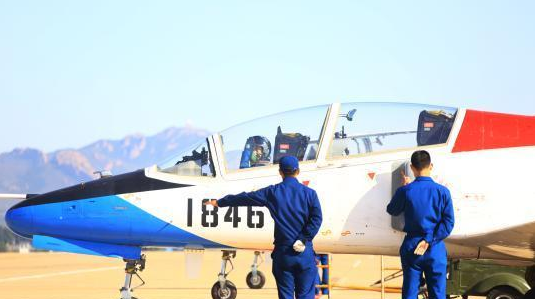 空军第十二批女飞行学员完成首次跳伞，突破天际的勇敢之翼，空军第十二批女飞行学员完成首次跳伞，勇敢之翼翱翔天际