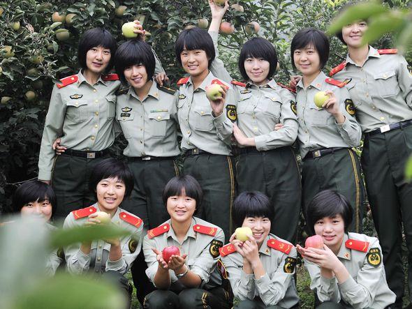 男兵女兵，共同铸就的军魂力量，男女兵携手铸就的军魂力量