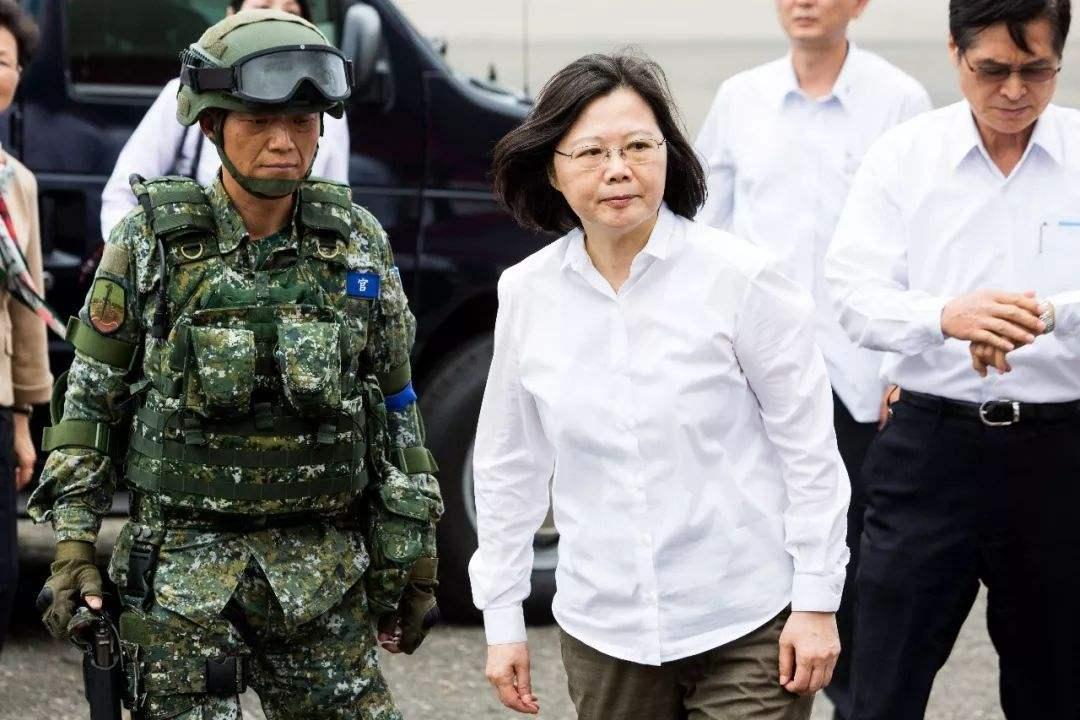美国航母穿越海峡，国际海域的航行自由与挑战，美国航母穿越海峡，航行自由与国际海域的挑战