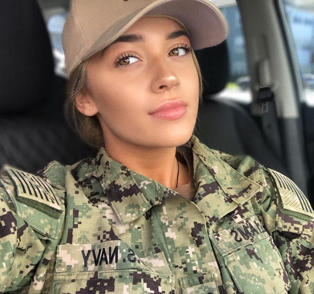 美国女兵的照片，力量与荣耀的象征，美国女兵的力量与荣耀，照片揭示的坚韧精神