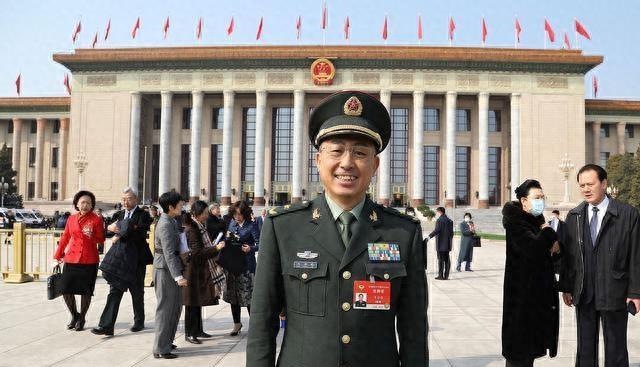 武警少将丁晓兵晋升中将之际，妻子照片背后的英勇与荣耀，武警少将丁晓兵晋升中将之际，妻子背后的英勇与荣耀事迹