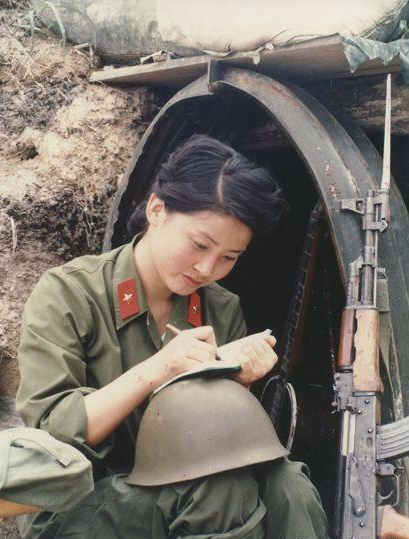 被越南女兵掠走的中国战士，一段复杂的历史回忆，越南女兵与中国战士的复杂历史纠葛