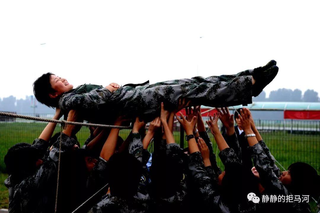 三军女兵方队队员，展现新时代巾帼英雄的风采，新时代巾帼英雄，三军女兵方队的风采展现