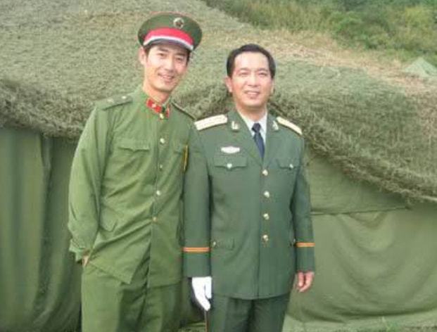独臂英雄丁晓兵降级背后的英勇与坚韧，独臂英雄丁晓兵降级背后的坚韧与英勇传奇