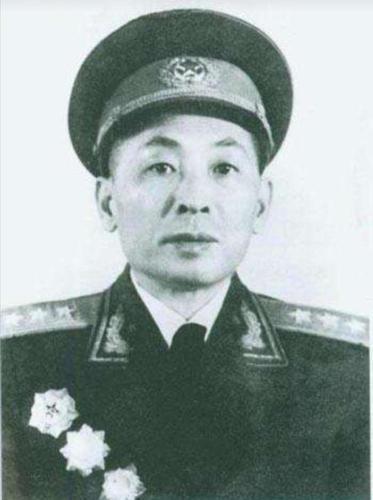 海军司令员叶飞上将，英勇海防的领航者，海军司令员叶飞上将，领航英勇海防的传奇人物