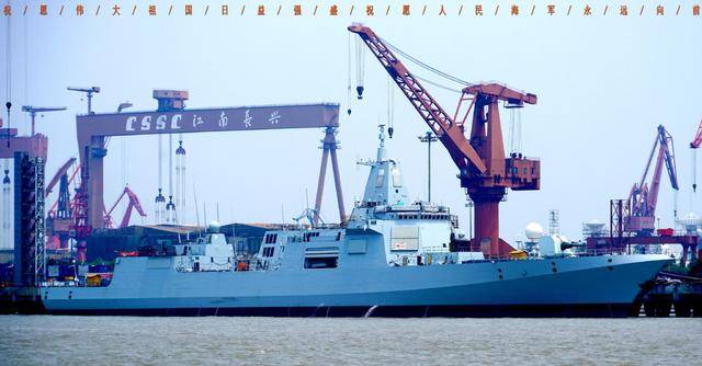 中国海军新一代驱逐舰055大驱与美国海军的阿利·伯克级驱逐舰，性能与实力的对比，中国海军新一代驱逐舰055大驱与阿利·伯克级驱逐舰性能实力对比解析