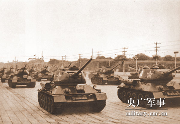 解放军坦克路过城市，展现国防力量与民众热情，解放军坦克展示国防力量与民众热情交融盛景