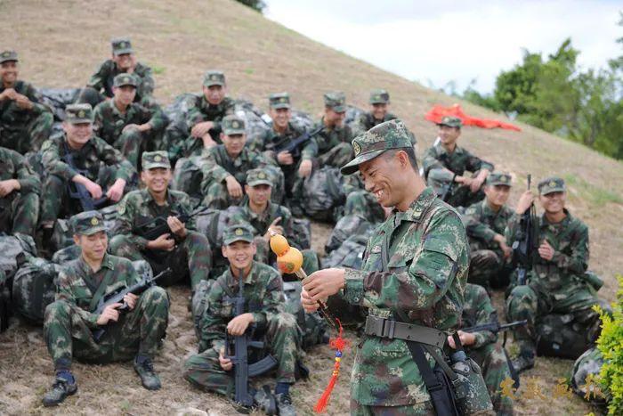 共和国勋章与八一勋章，荣誉之巅的比较，共和国勋章与八一勋章，荣誉之巅的对比与解读