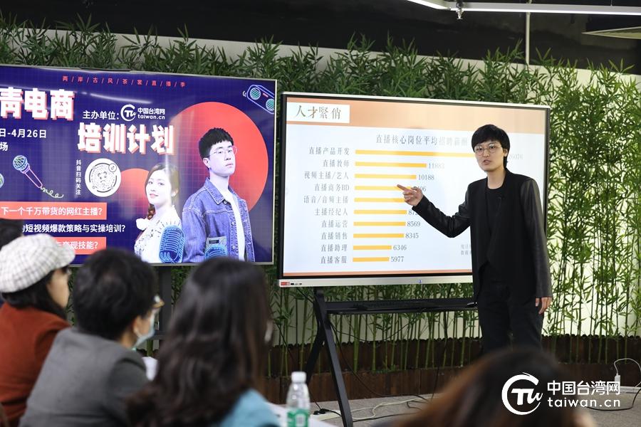 中央4台今晚海峡两岸直播回放，深度解析两岸关系的新动态，深度解析，中央四台海峡两岸直播回放揭示两岸关系新动态