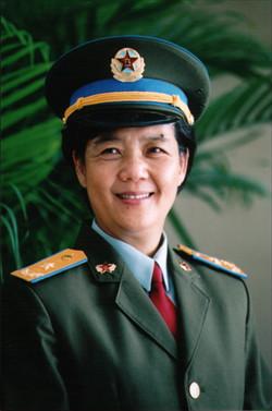 揭秘飞行员军衔背后的故事，从平凡到卓越的历程——以何晓莉为例，从平凡到卓越，飞行员军衔背后的故事——以何晓莉飞行员为例揭秘其成长历程
