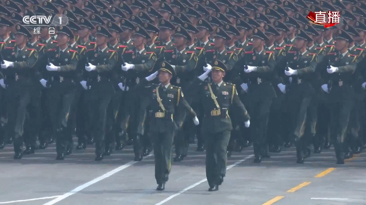 阅兵方队走过天安门，步伐坚定，彰显国威，阅兵方队威武走过天安门，坚定步伐彰显国家威严