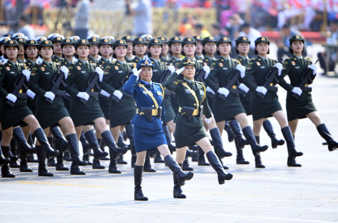 女兵列队表演，展现力量与荣耀的时刻，女兵列队表演，力量与荣耀的展现
