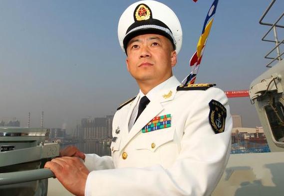 辽宁舰原舰长张峥，海军精英的杰出代表，辽宁舰原舰长张峥，海军精英典范