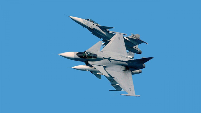 歼-10击落美军F-22，一场虚构的空中对决，虚构的空中对决，歼-10击落美军F-22