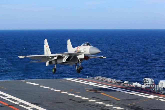 歼-15在山东舰上起降,中国海军航空力量的崭新篇章,歼-15在山东舰起降揭幕海军航空力量新篇章