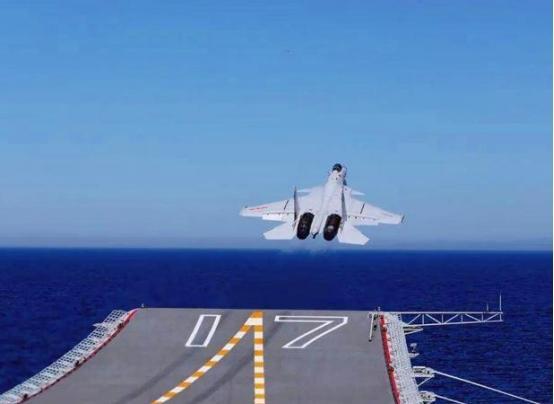 歼-15在山东舰上起降，中国海军航空力量的崭新篇章，歼-15在山东舰起降揭幕海军航空力量新篇章
