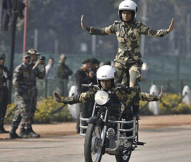 阅兵方阵中的文化与荣耀——阅兵方阵文化探析，阅兵方阵中的文化与荣耀，深度探析阅兵文化展现的荣耀与力量